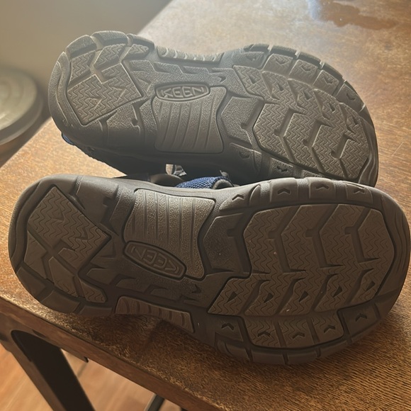 KEEN youth size 2 waterproof blue sport sandals
Pre-Owned - Picture 3 of 4